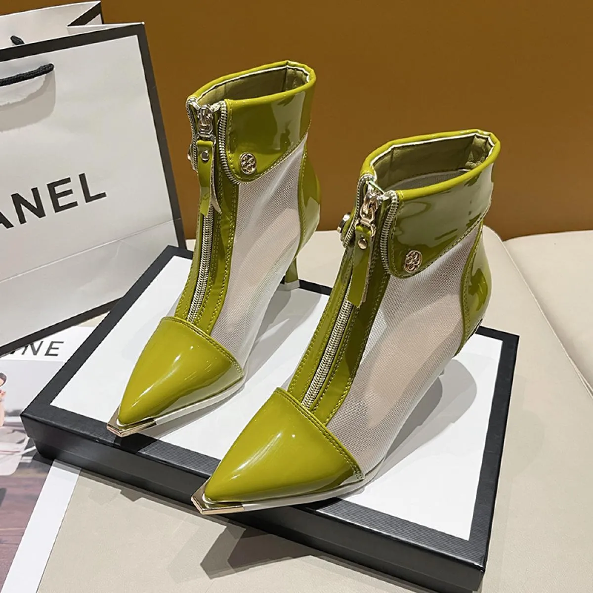 2024 Nuovo tacco Tiletto Stivali da donna Punta a punta Sandali stile retrò britannico Donna Mesh Scarpe traspiranti per le donn