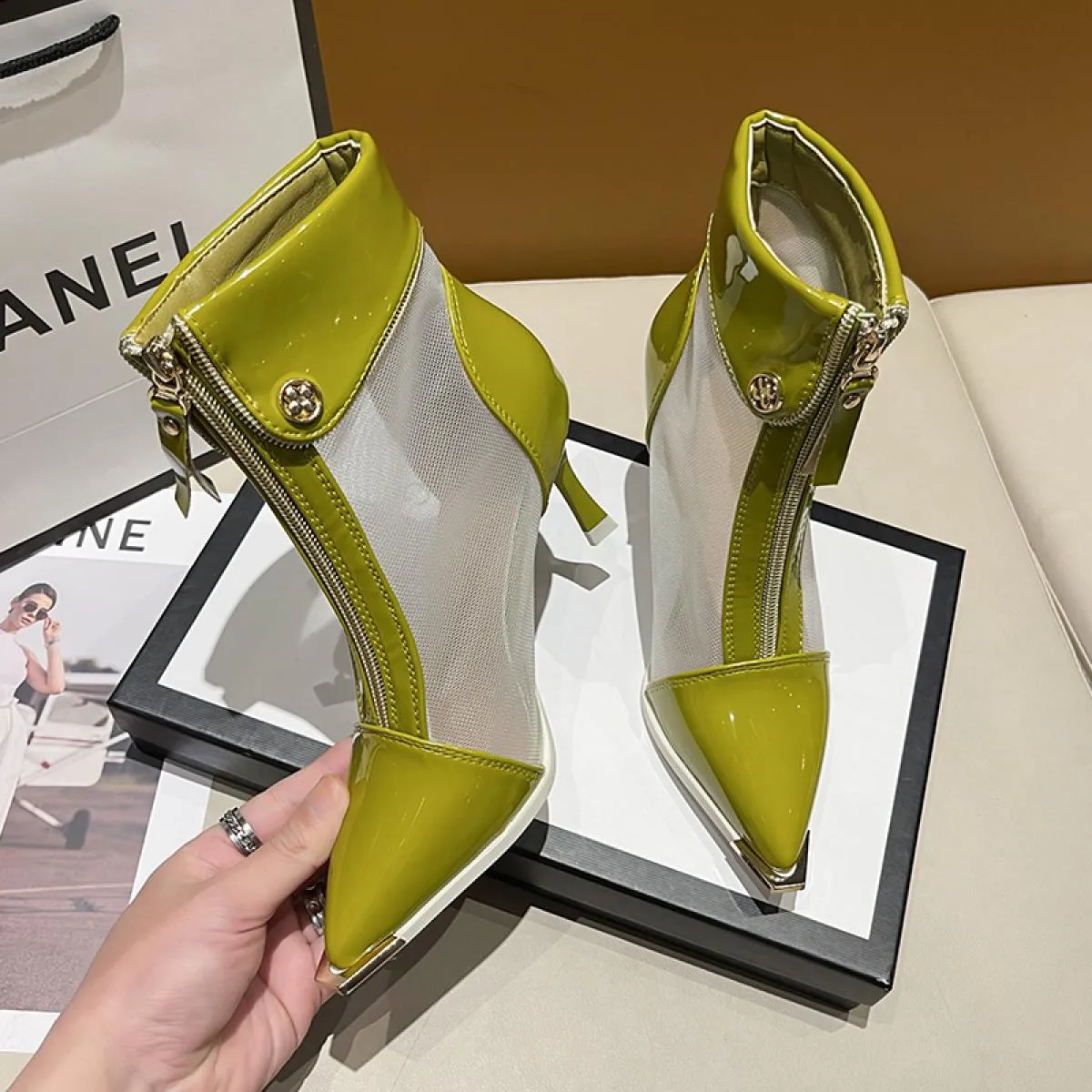 2024 Nuovo tacco Tiletto Stivali da donna Punta a punta Sandali stile retrò britannico Donna Mesh Scarpe traspiranti per le donn