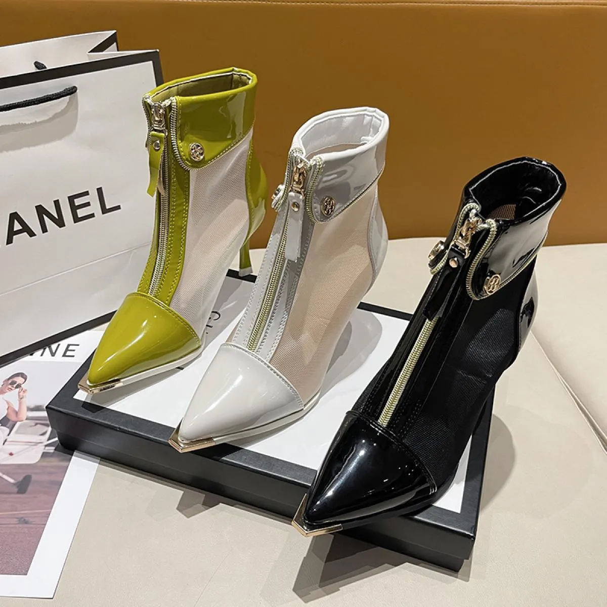 2024 Nuovo tacco Tiletto Stivali da donna Punta a punta Sandali stile retrò britannico Donna Mesh Scarpe traspiranti per le donn