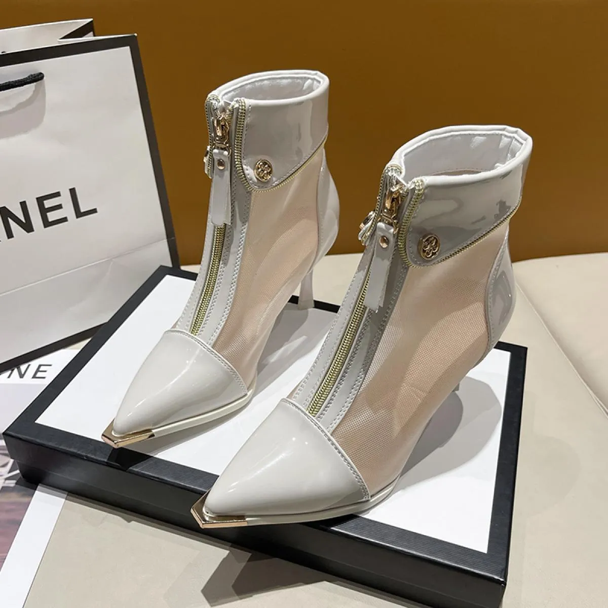 2024 Nuovo tacco Tiletto Stivali da donna Punta a punta Sandali stile retrò britannico Donna Mesh Scarpe traspiranti per le donn
