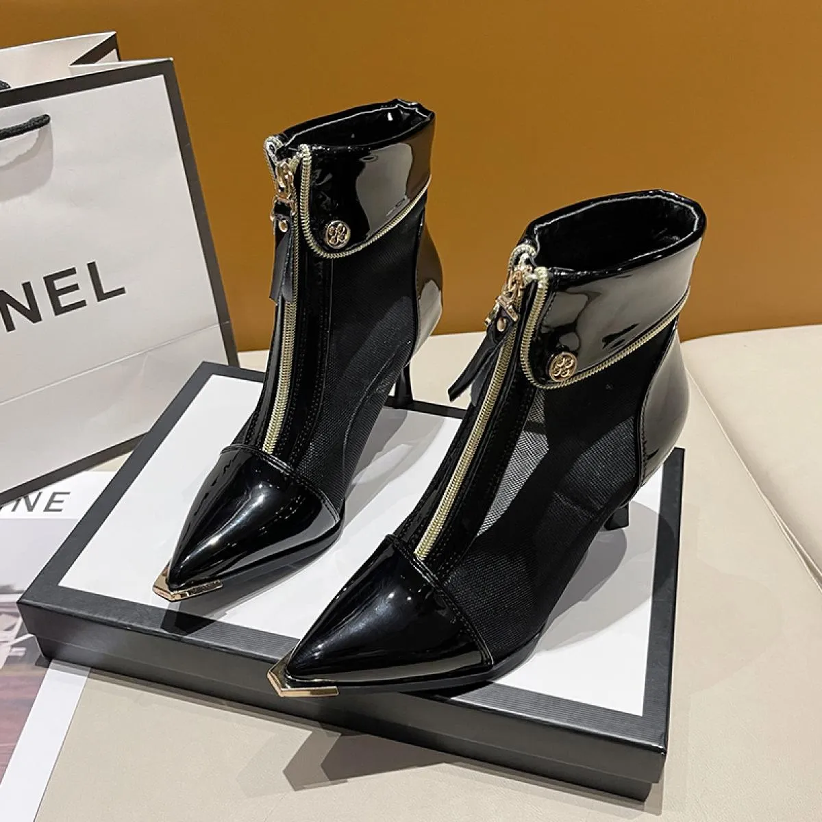 2024 Nuovo tacco Tiletto Stivali da donna Punta a punta Sandali stile retrò britannico Donna Mesh Scarpe traspiranti per le donn