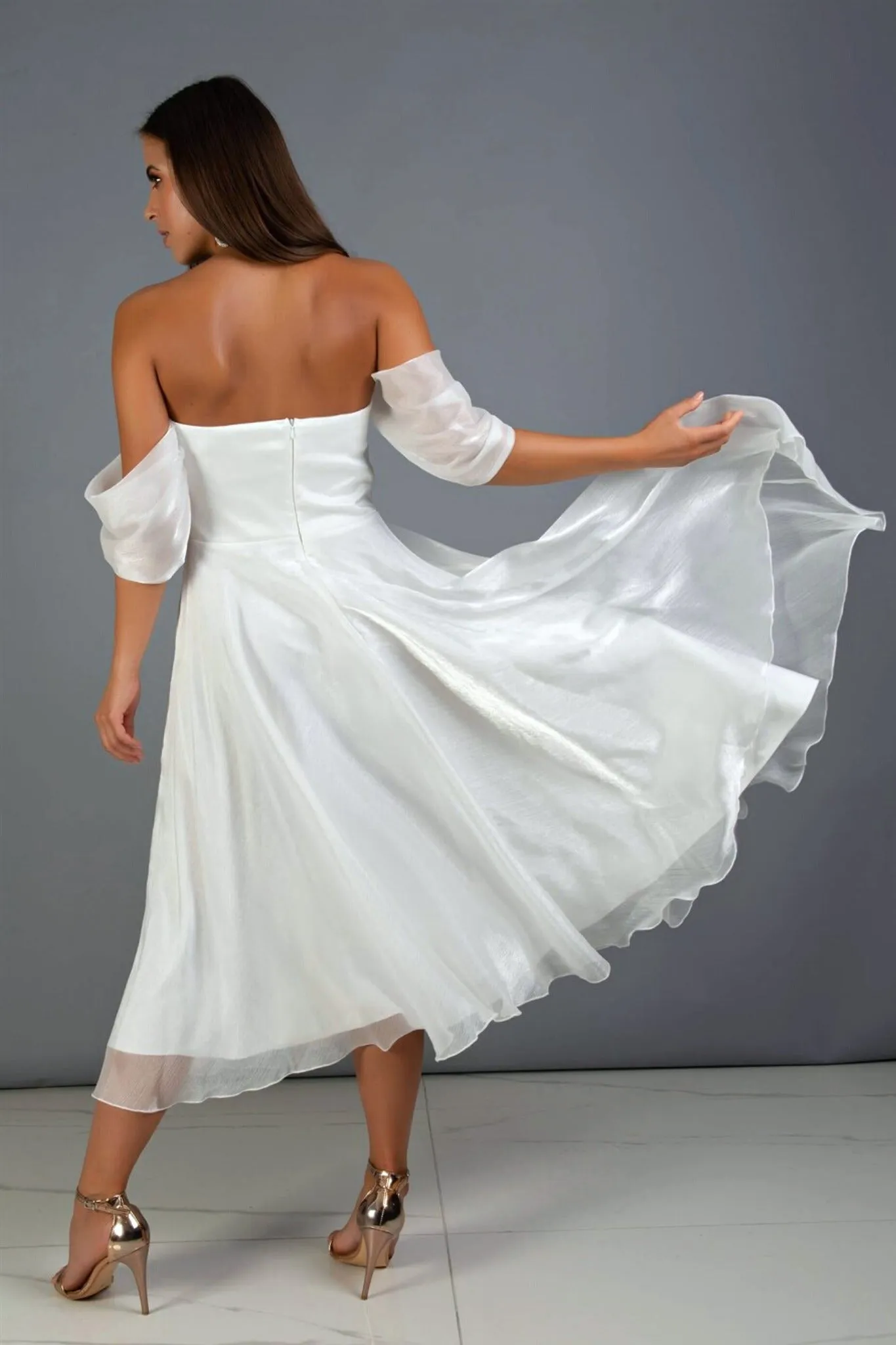 Abito bianco svasato midi in organza con scollo a cuore e maniche cadenti