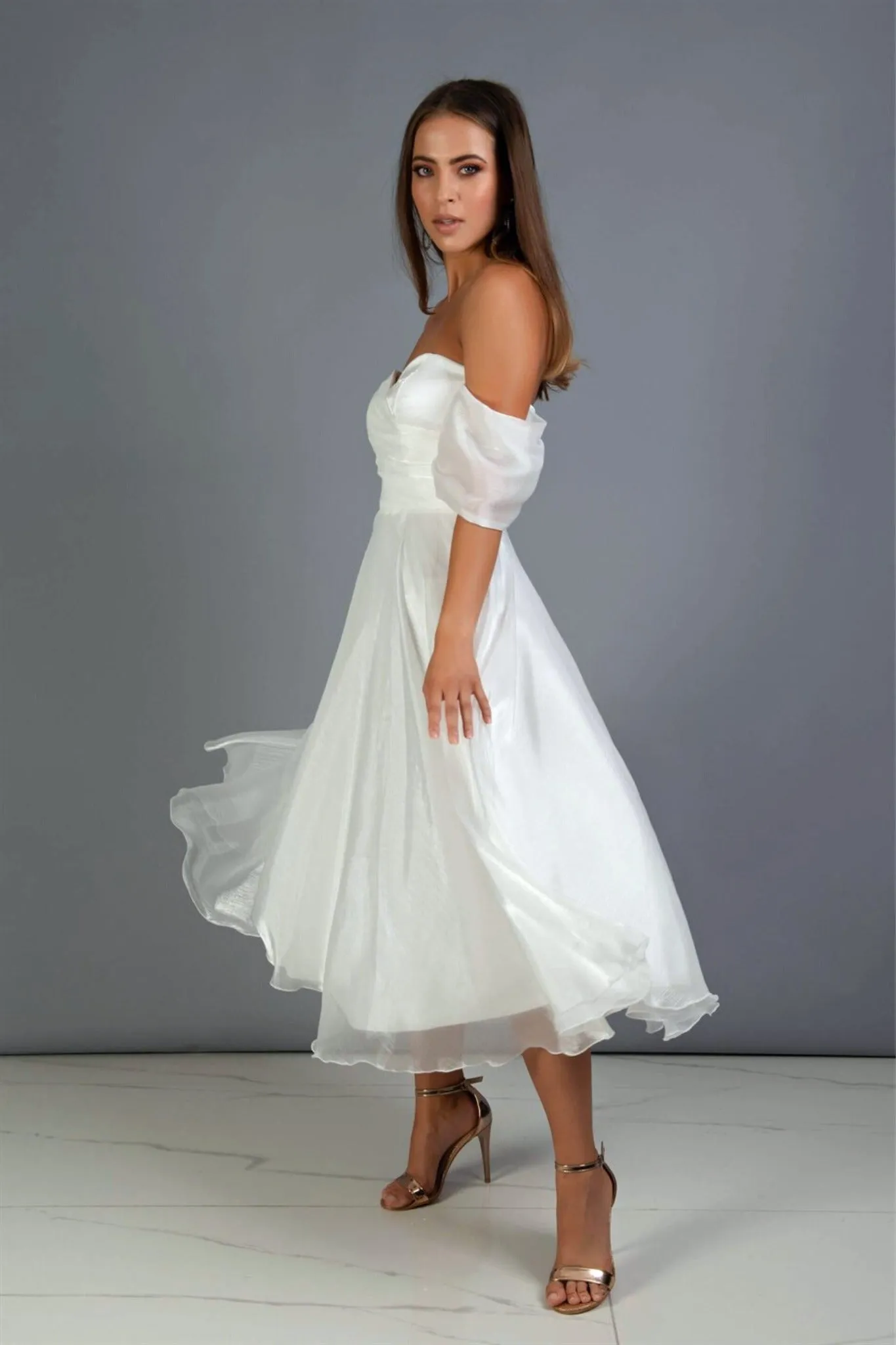 Abito bianco svasato midi in organza con scollo a cuore e maniche cadenti