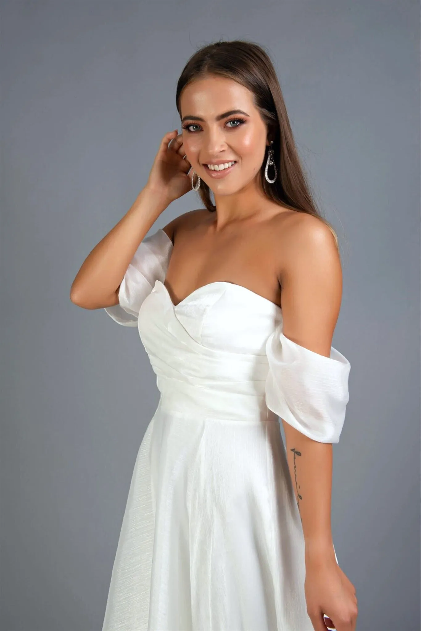 Abito bianco svasato midi in organza con scollo a cuore e maniche cadenti