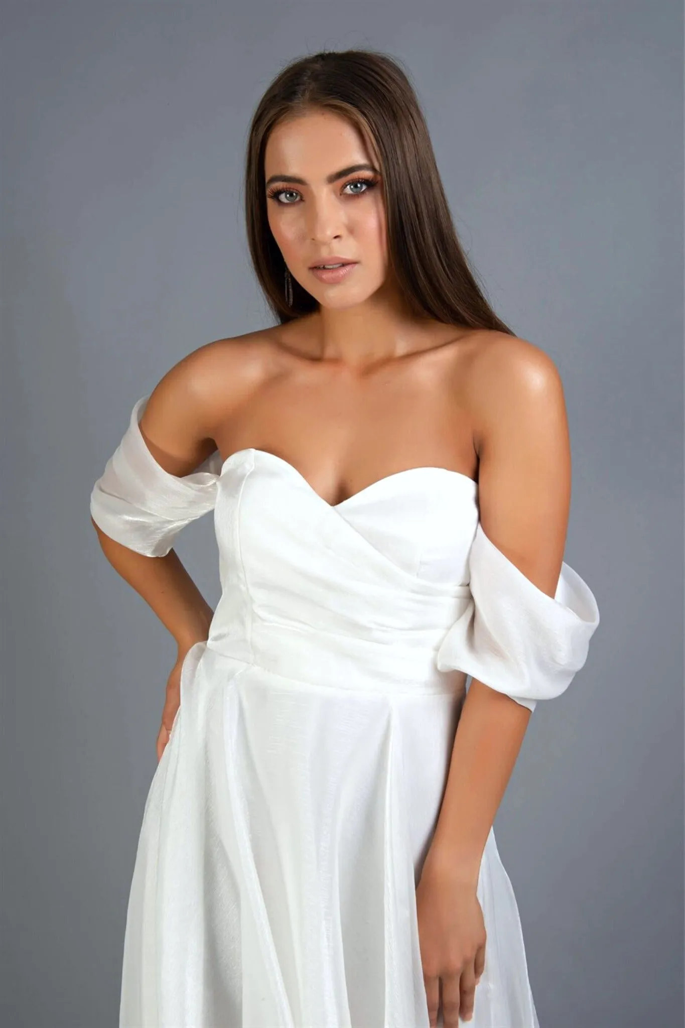 Abito bianco svasato midi in organza con scollo a cuore e maniche cadenti