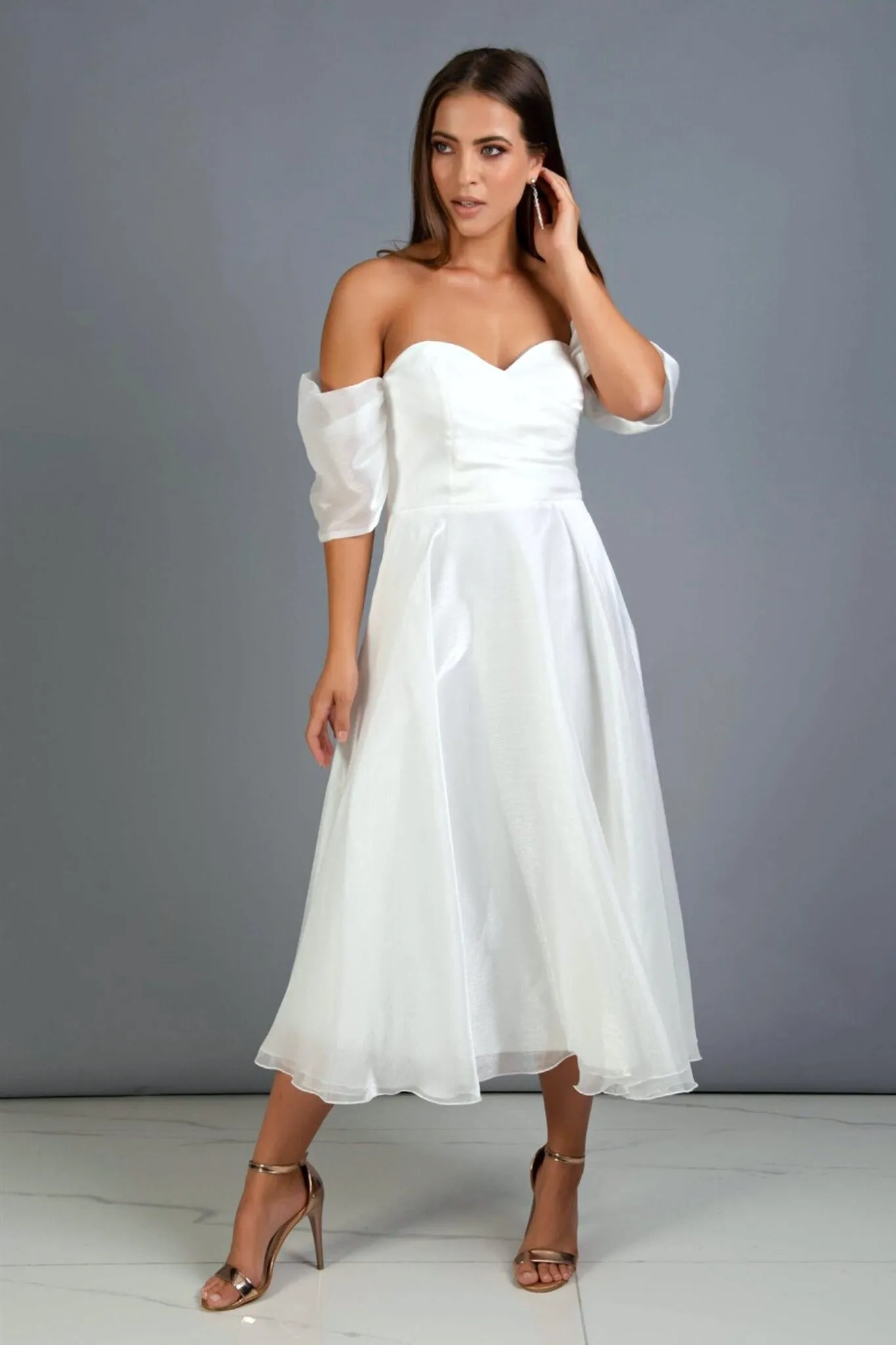 Abito bianco svasato midi in organza con scollo a cuore e maniche cadenti