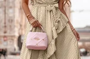 Abito midi a pois con dettagli arricciati, beige