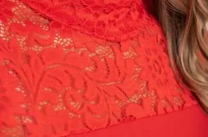 Abito midi aderente con pizzo, rosso