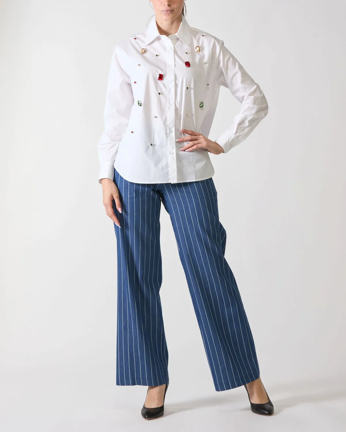 Camicia con castoni di colore bianco