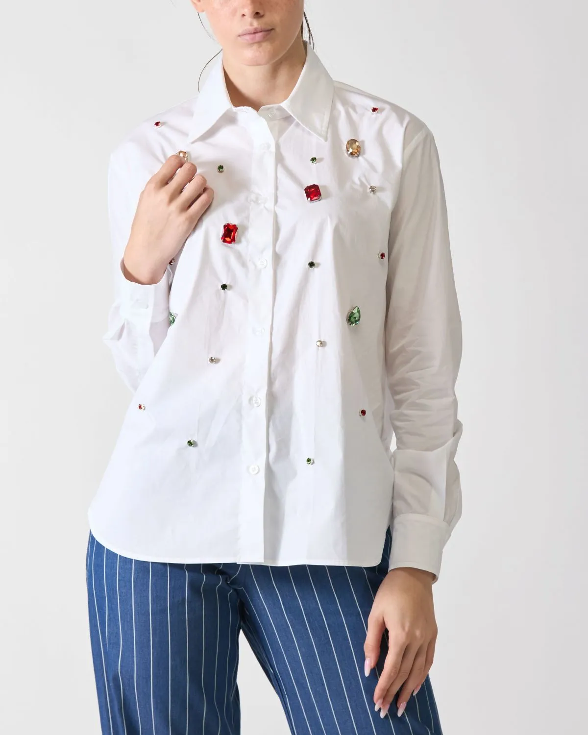 Camicia con castoni di colore bianco