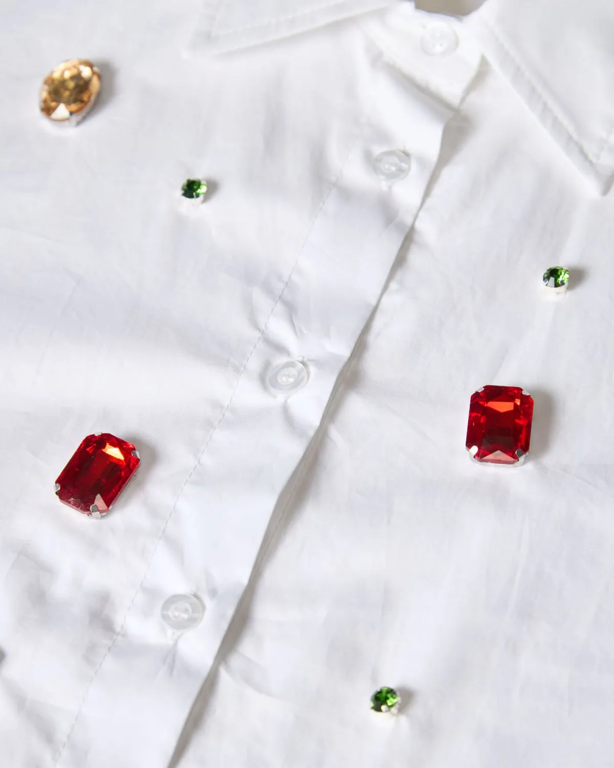 Camicia con castoni di colore bianco