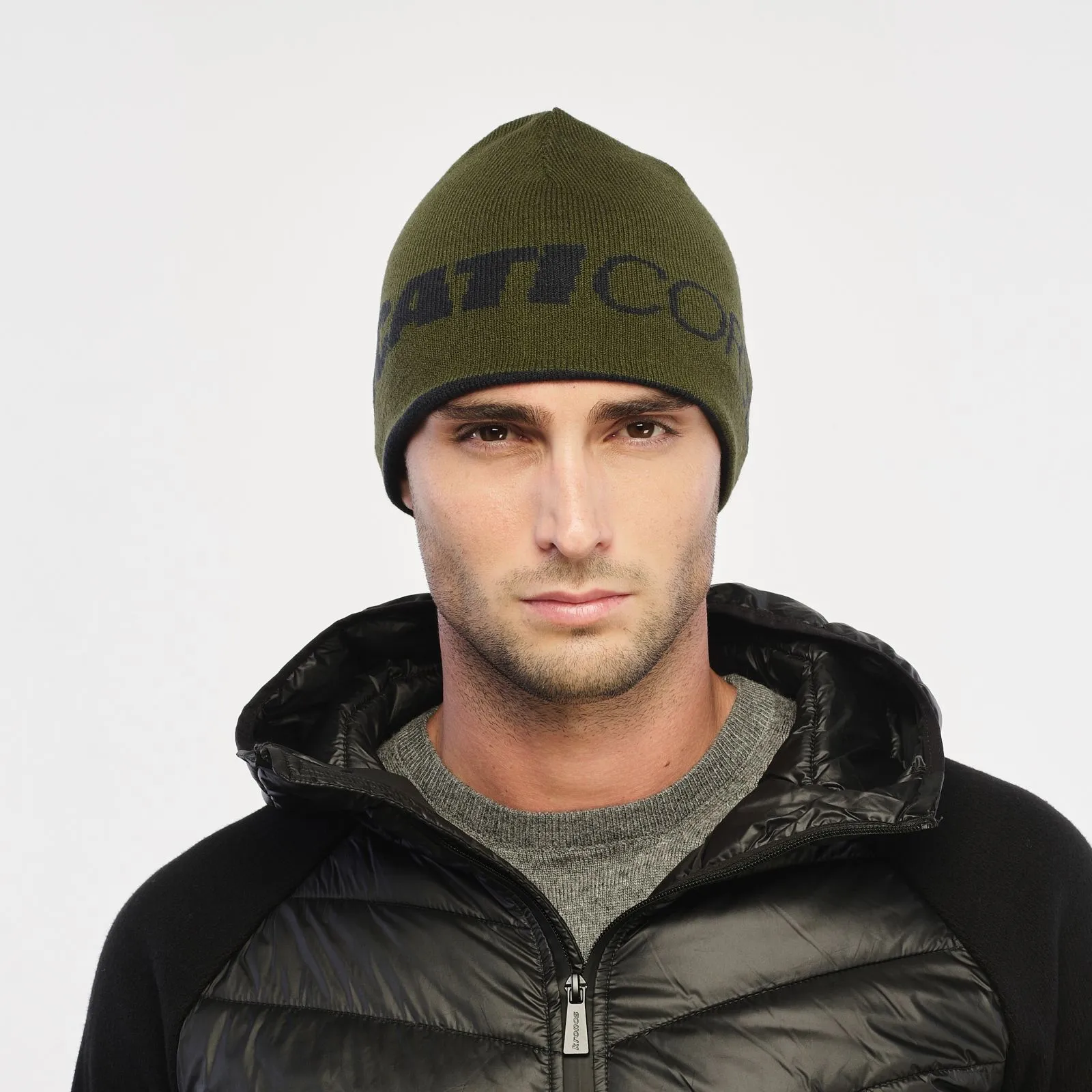Cuffia verde con logo in nero