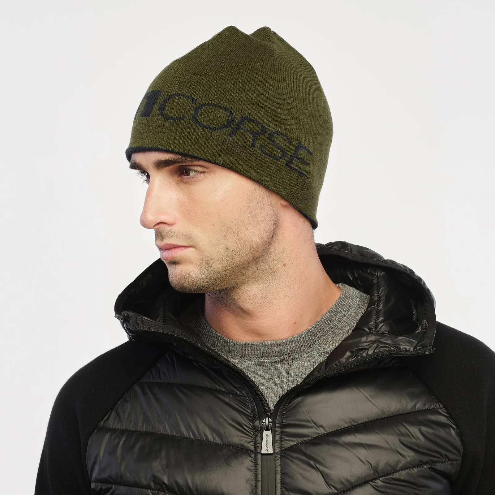 Cuffia verde con logo in nero