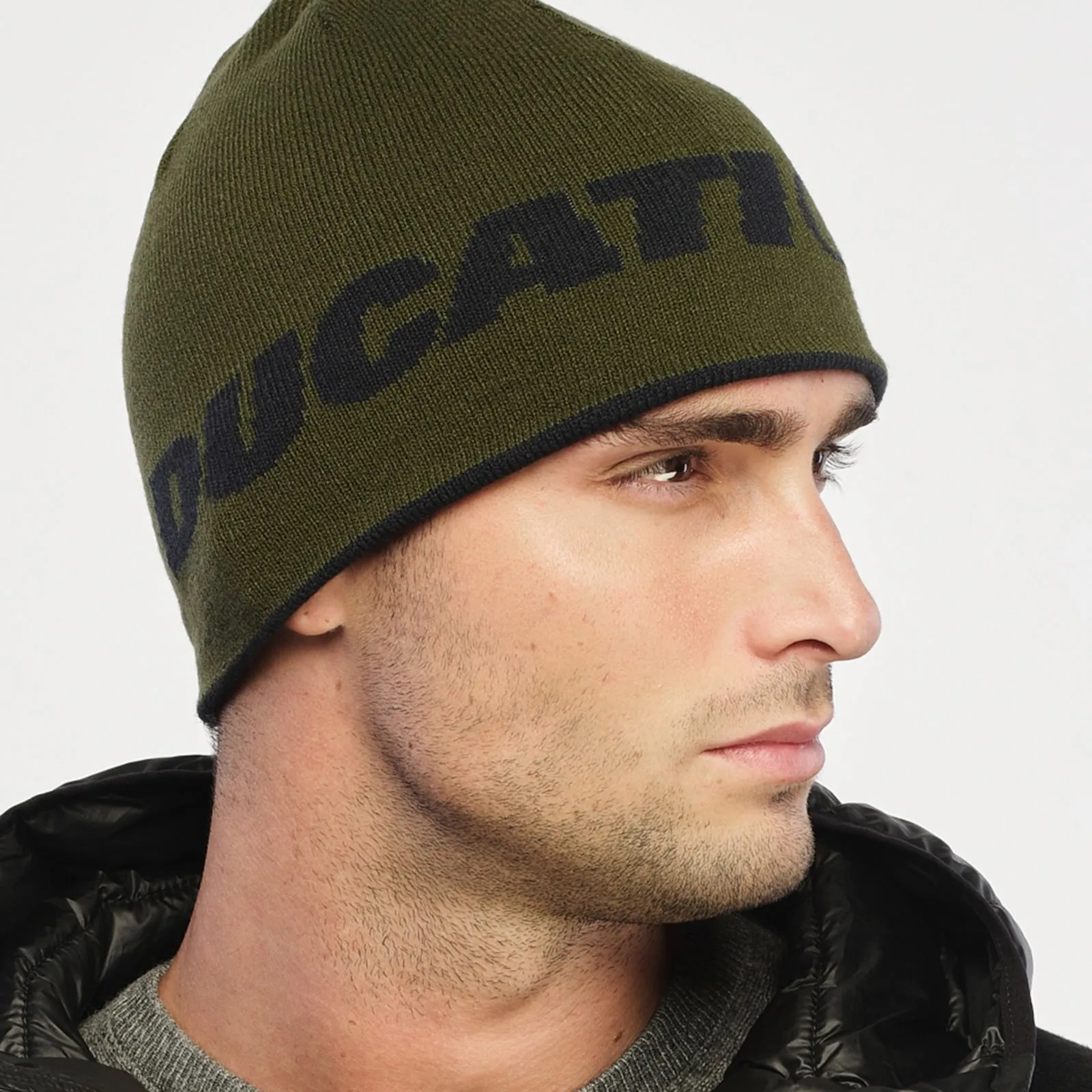 Cuffia verde con logo in nero