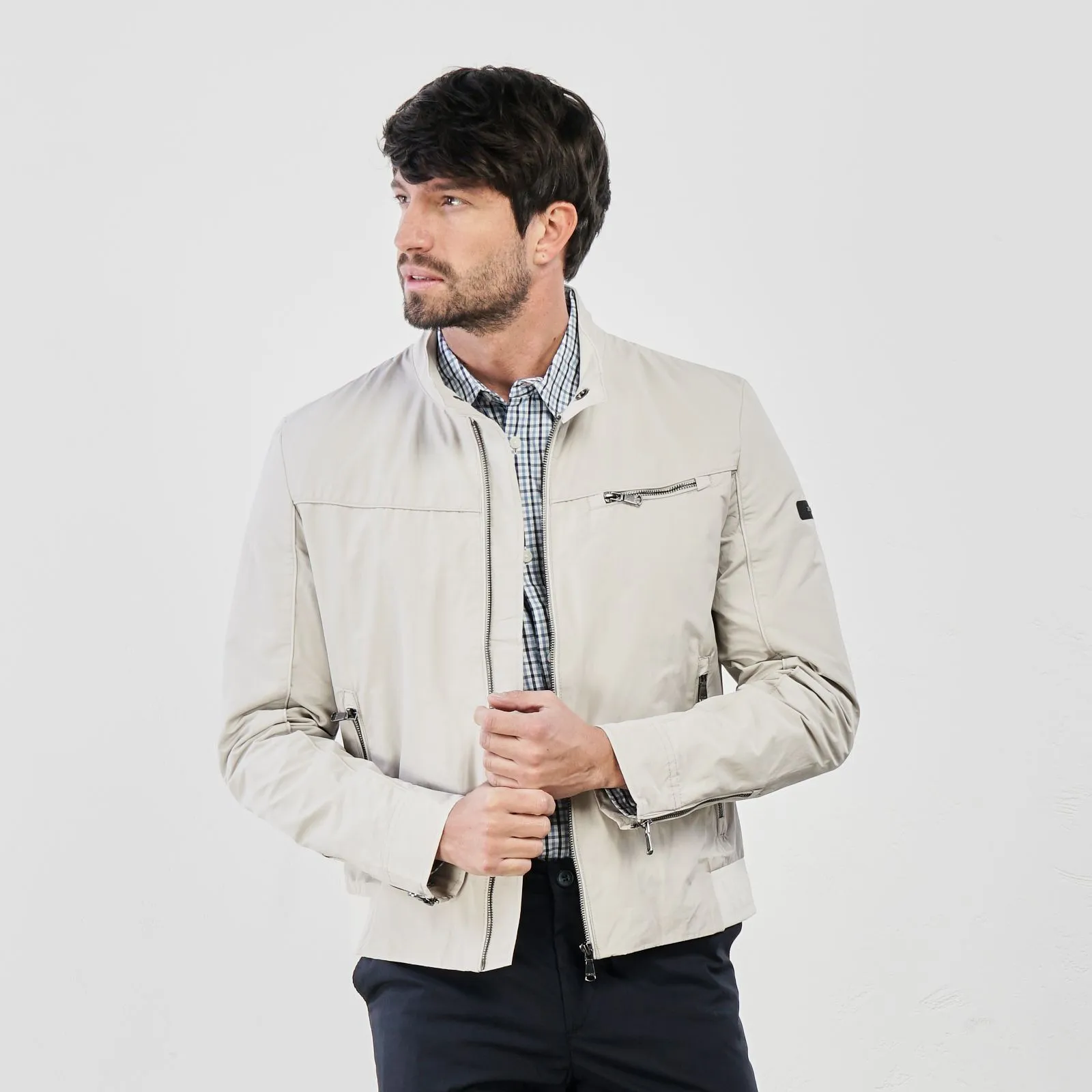 Giacca beige con tasche e zip
