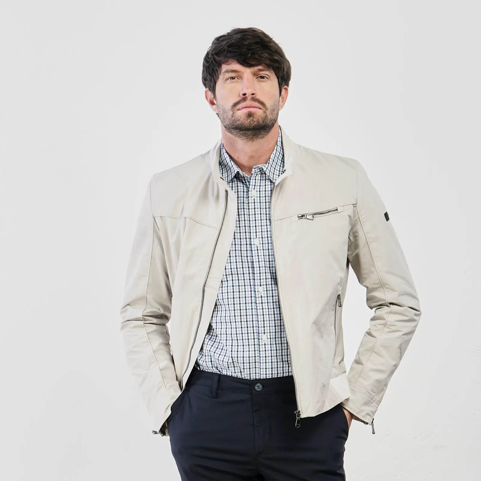 Giacca beige con tasche e zip
