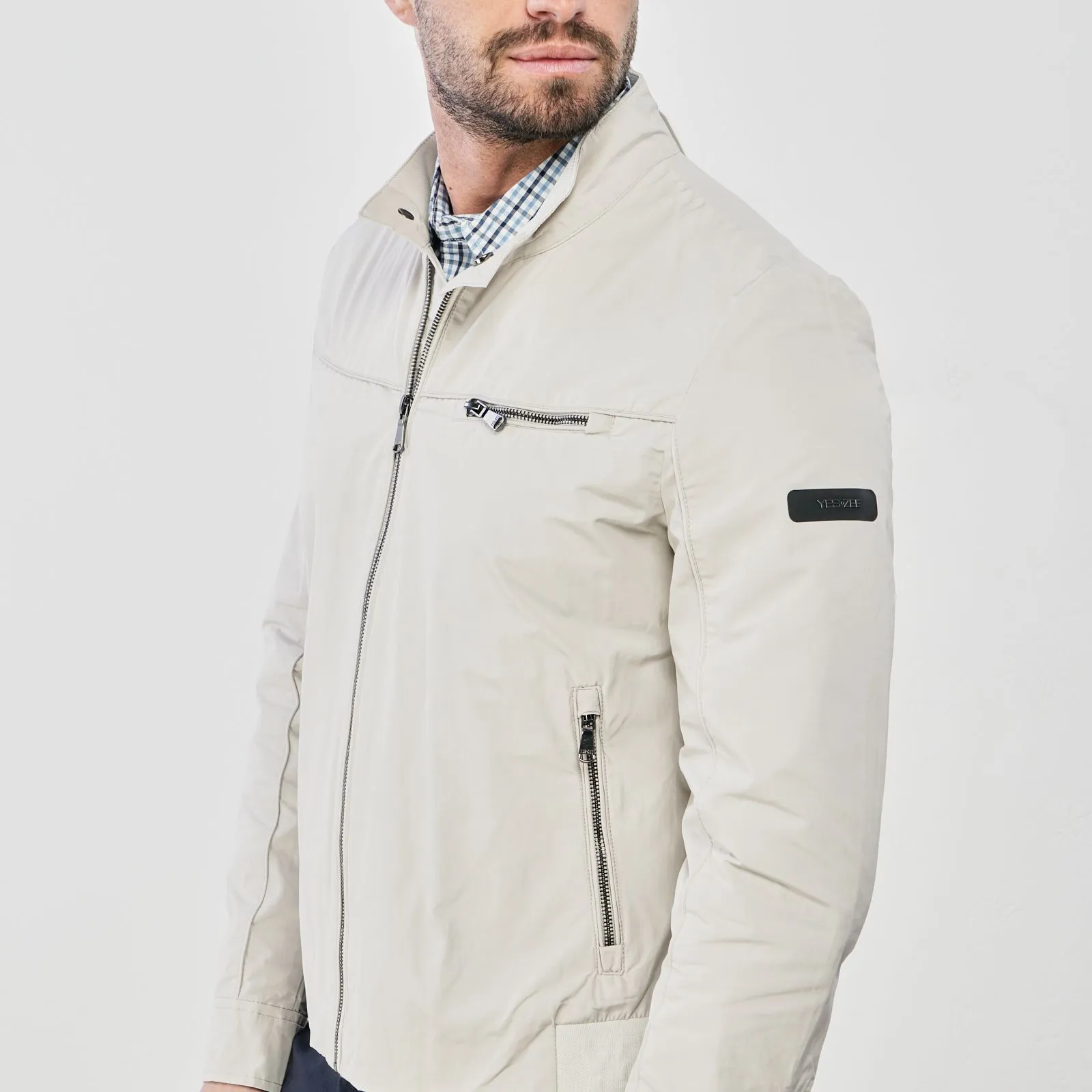 Giacca beige con tasche e zip