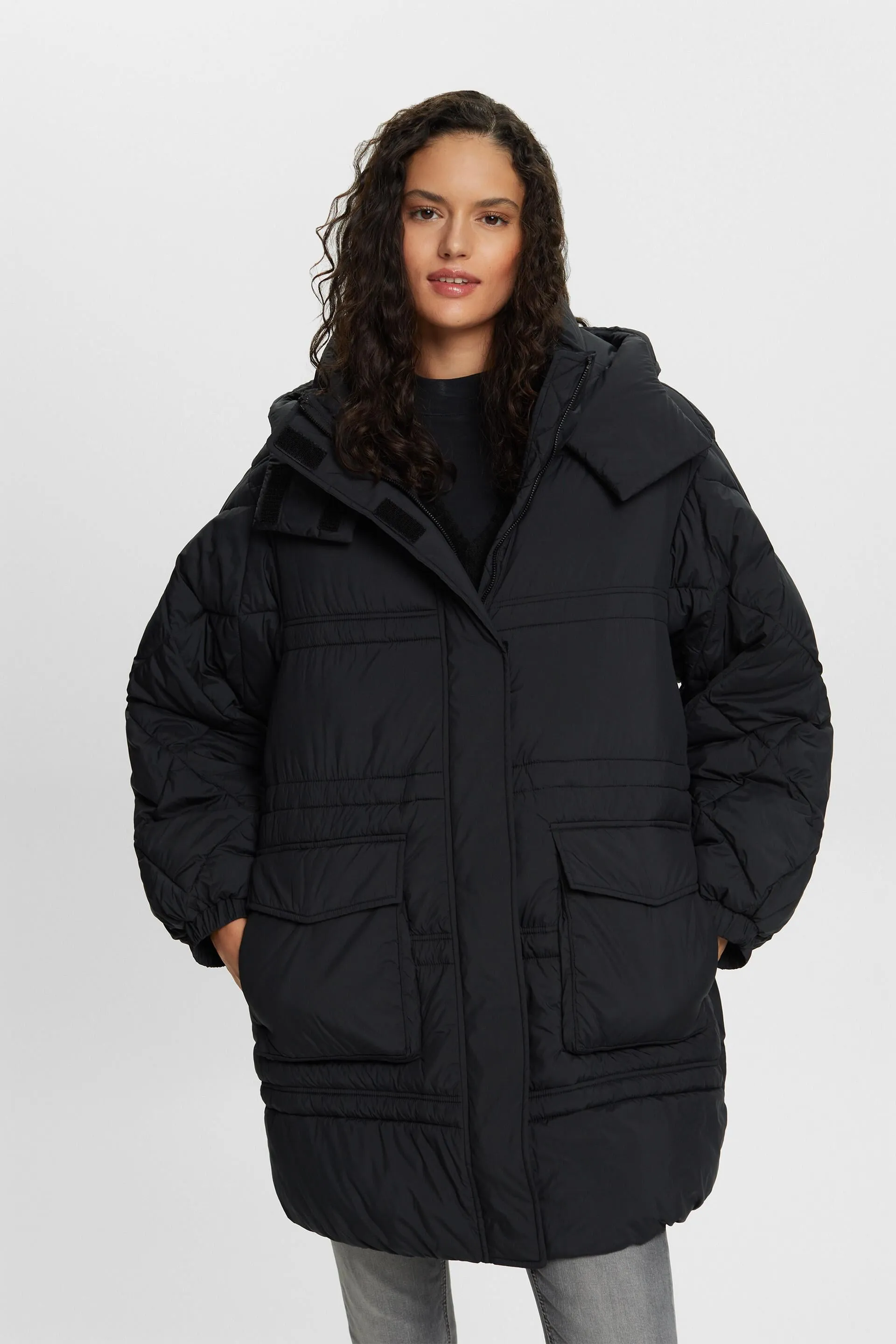 In materiale riciclato: cappotto trapuntato con cappuccio