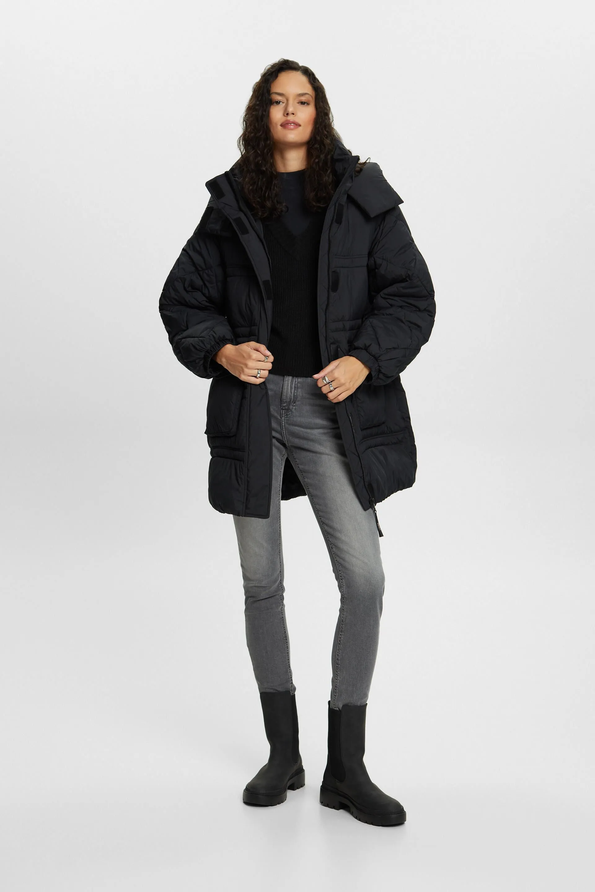 In materiale riciclato: cappotto trapuntato con cappuccio