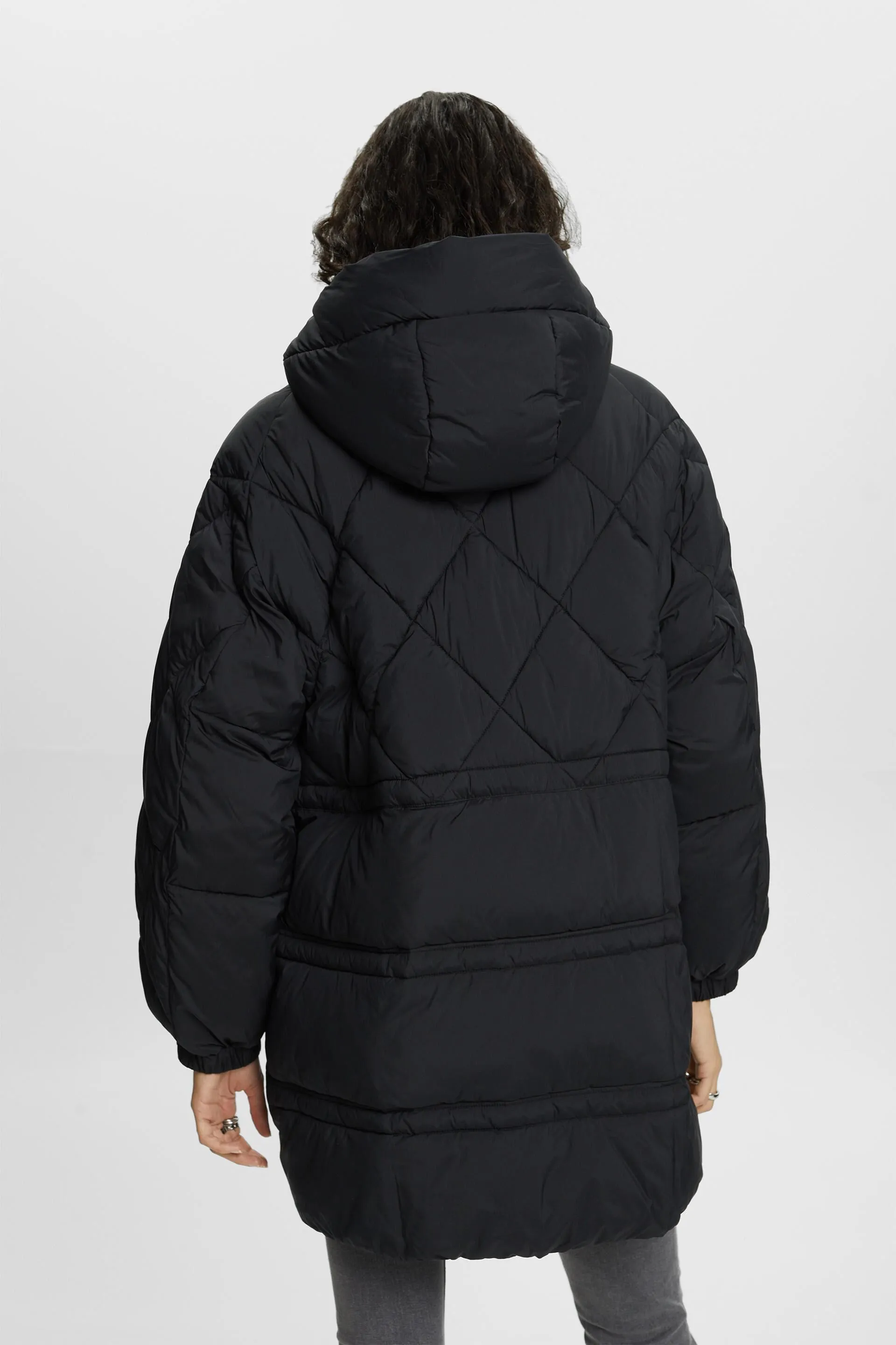 In materiale riciclato: cappotto trapuntato con cappuccio