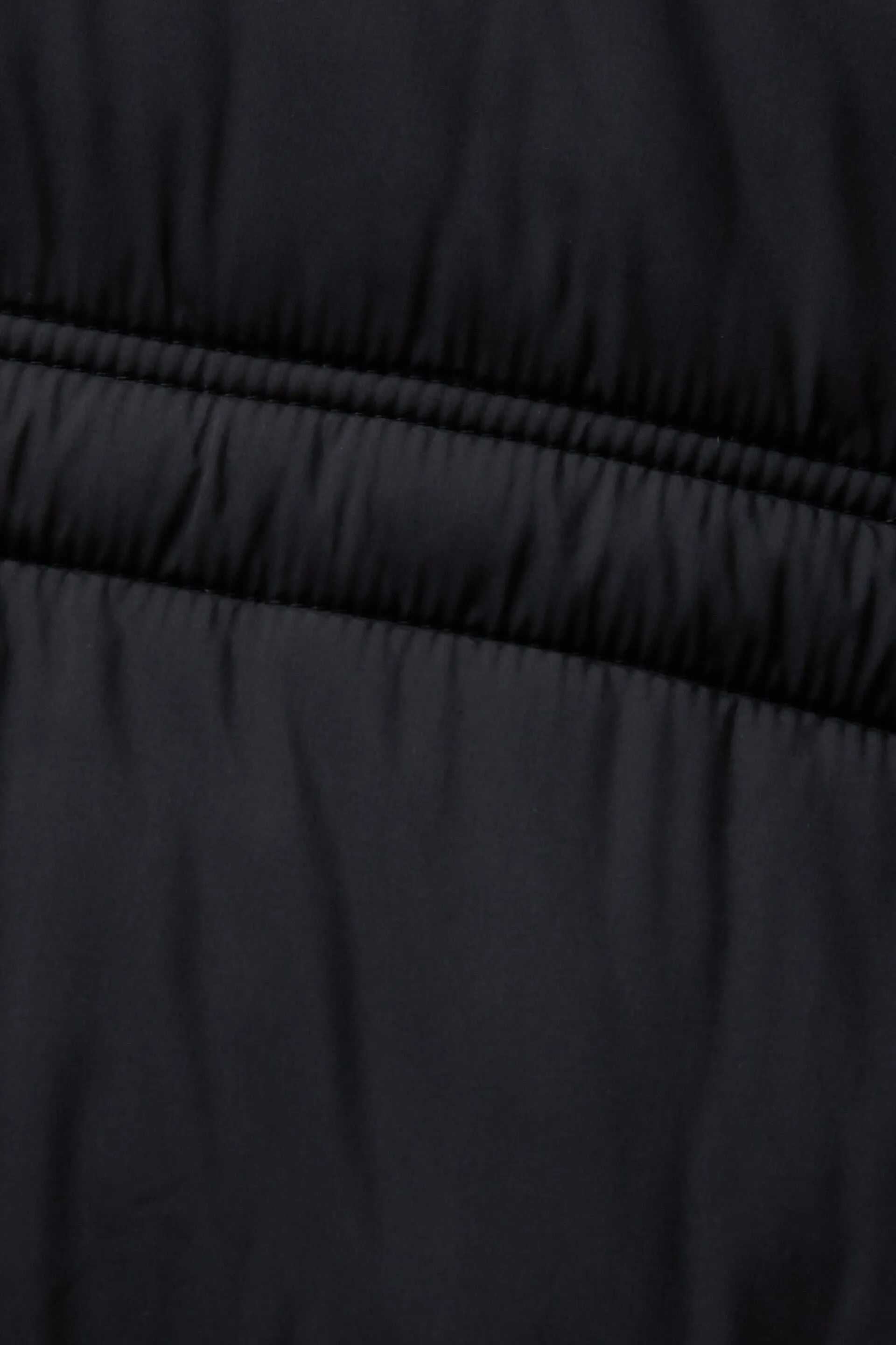 In materiale riciclato: cappotto trapuntato con cappuccio