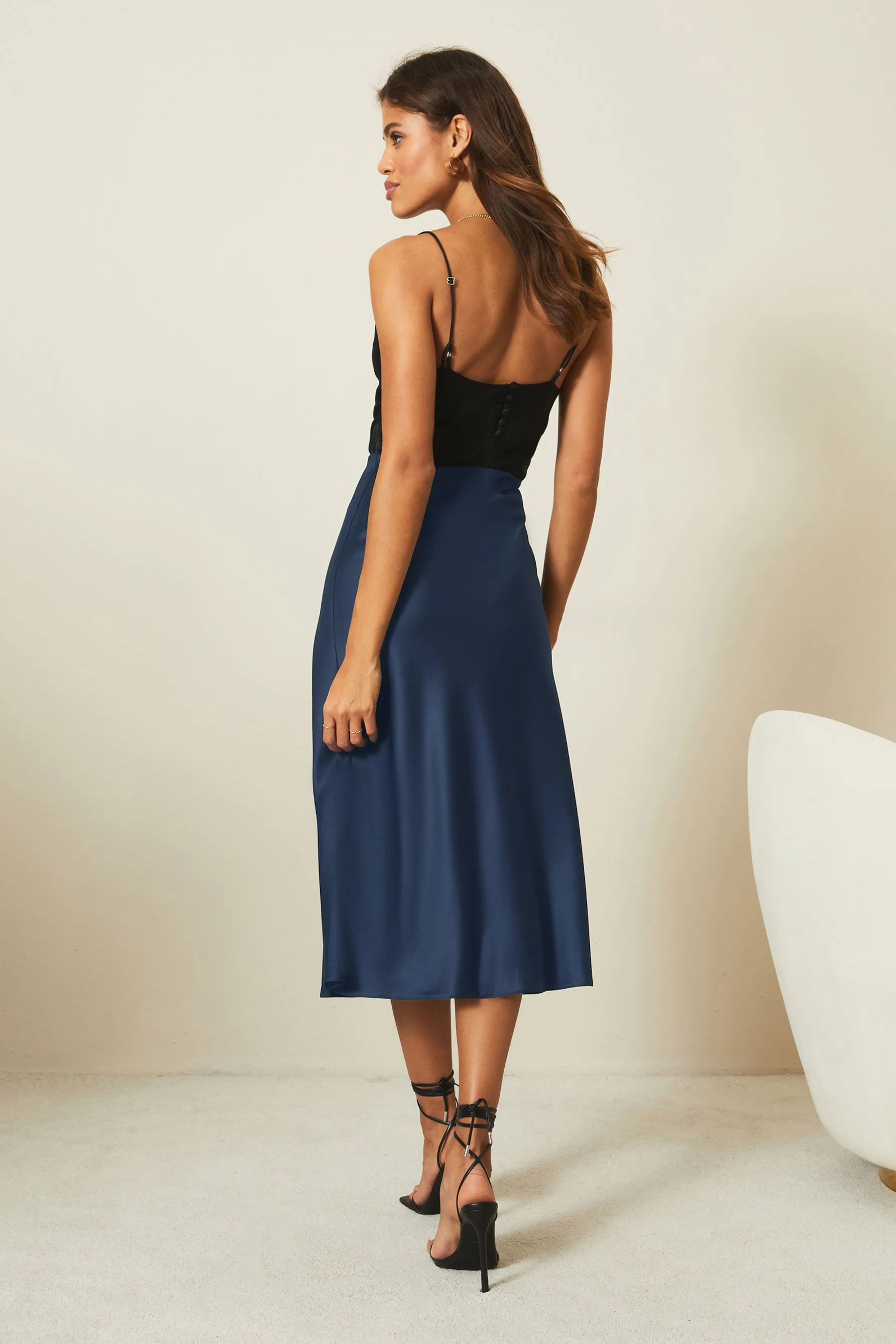 Lipsy Satin - Gonna midi con taglio in sbieco
