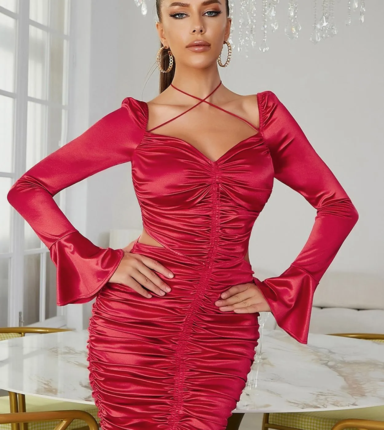 Mini abito con pieghe a maniche lunghe svasate con scollo a V Elegante mini abito aderente a pieghe pieghettato con lacci a mani