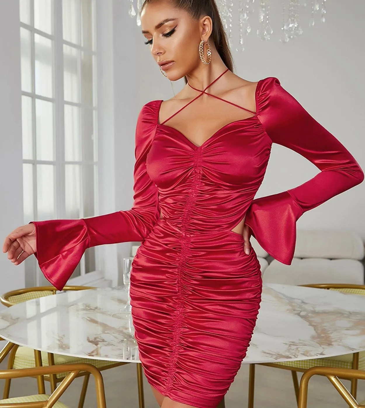 Mini abito con pieghe a maniche lunghe svasate con scollo a V Elegante mini abito aderente a pieghe pieghettato con lacci a mani