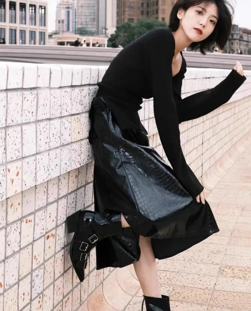 Nuovo stile autunno e inverno versatile stivali corti a punta con fibbia per cintura da donna con tacco spesso e cerniera poster