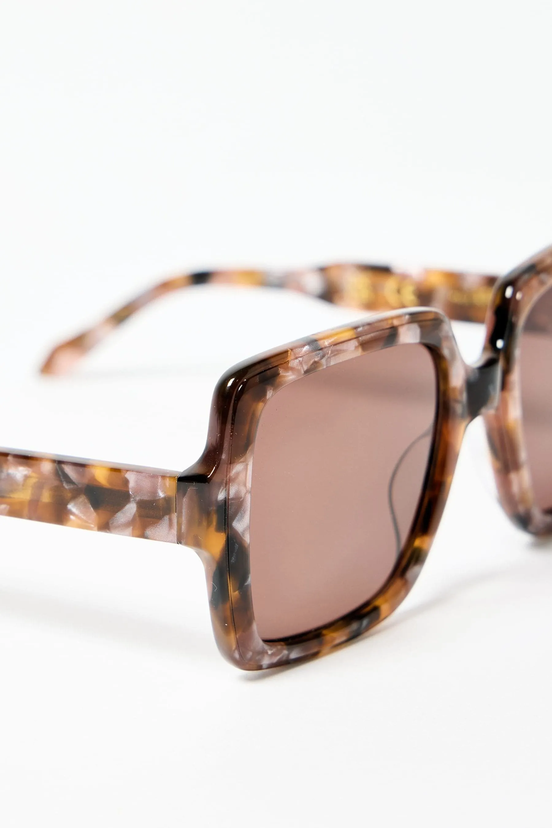 Oliver Bonas - Occhiali da sole di acetato squadrato con pelliccia sintetica tartarugata