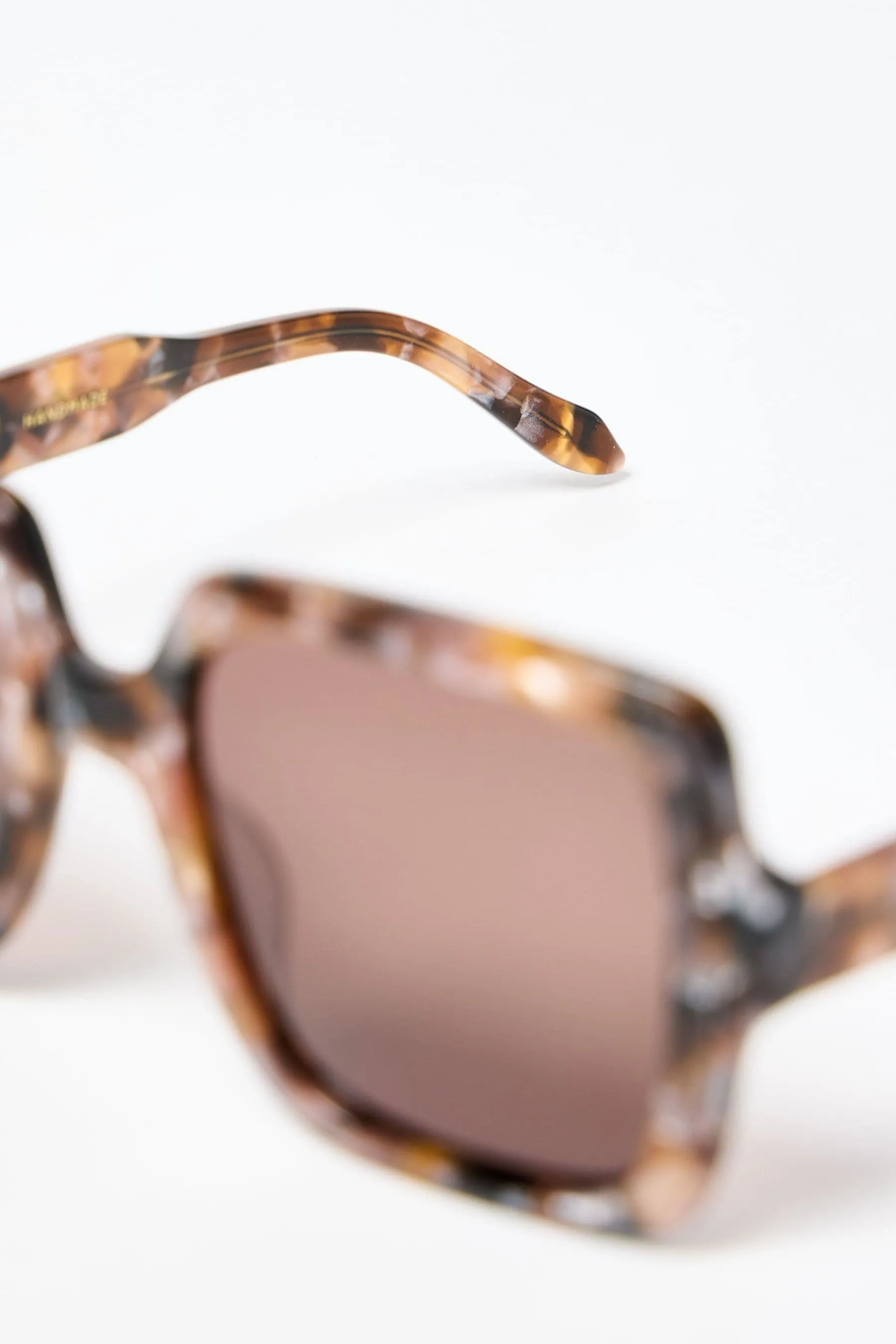 Oliver Bonas - Occhiali da sole di acetato squadrato con pelliccia sintetica tartarugata