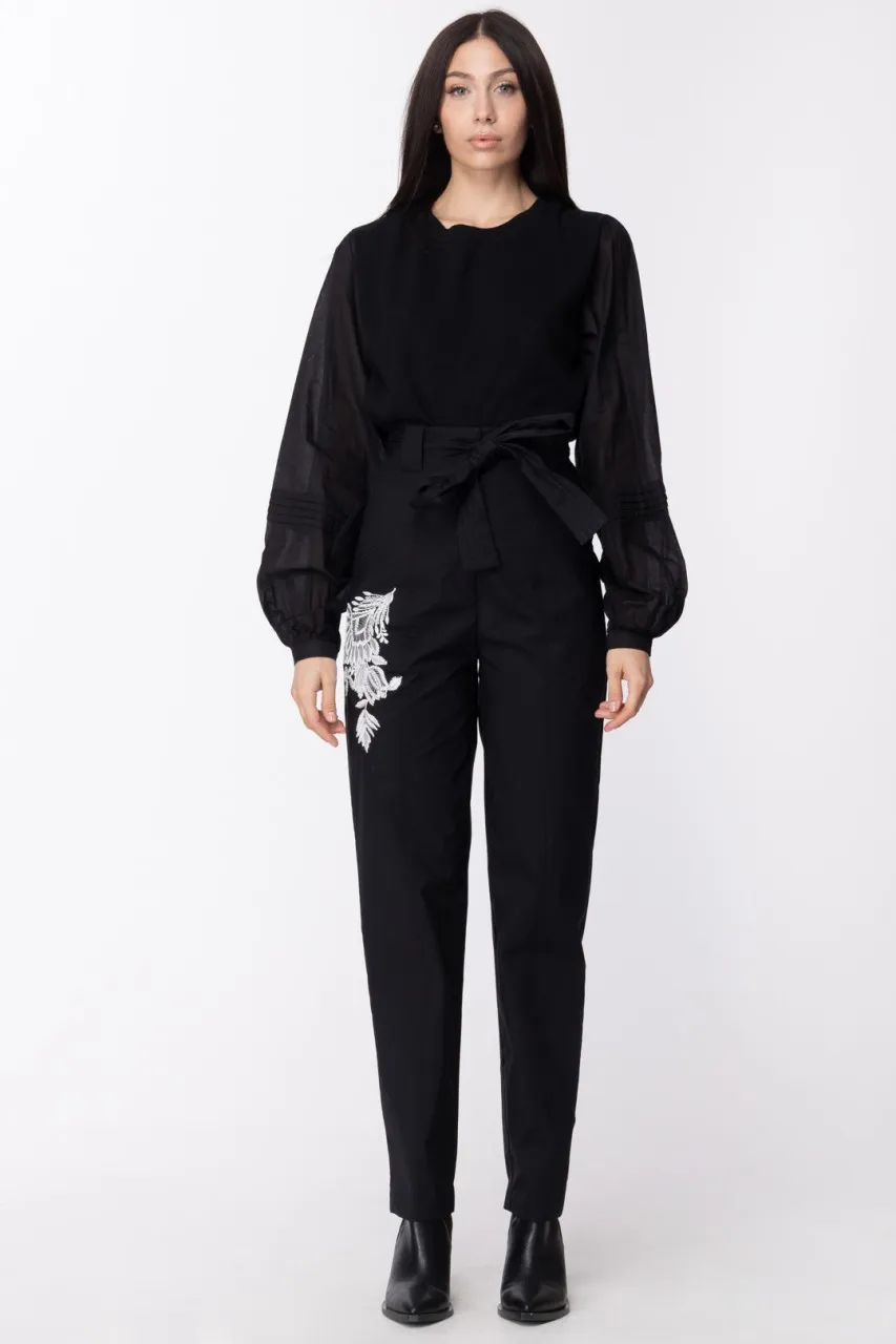Pantaloni con ricamo fiore e fusciacca Nero