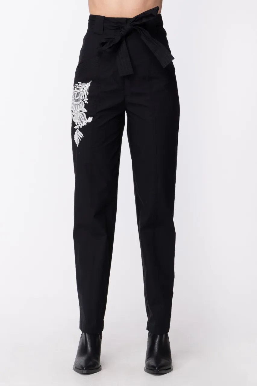 Pantaloni con ricamo fiore e fusciacca Nero