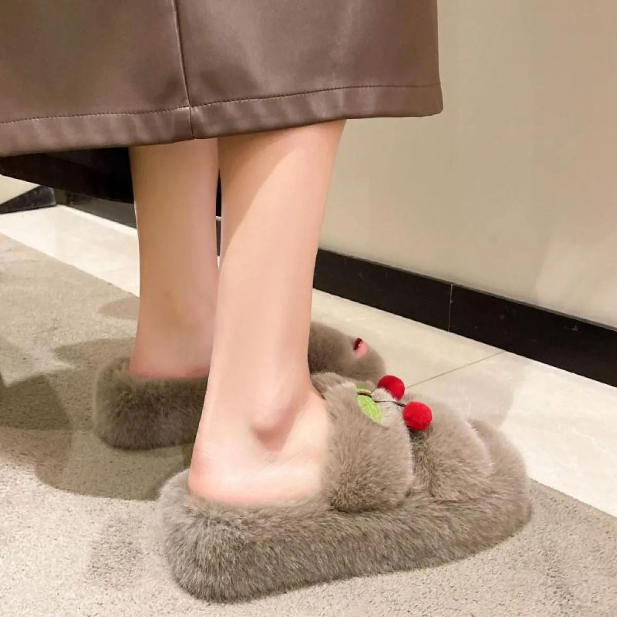 Pantofole in pelliccia di ciliegio Pantofole invernali da donna in tinta unita con pompon Ciabatte in pelliccia con punta aperta