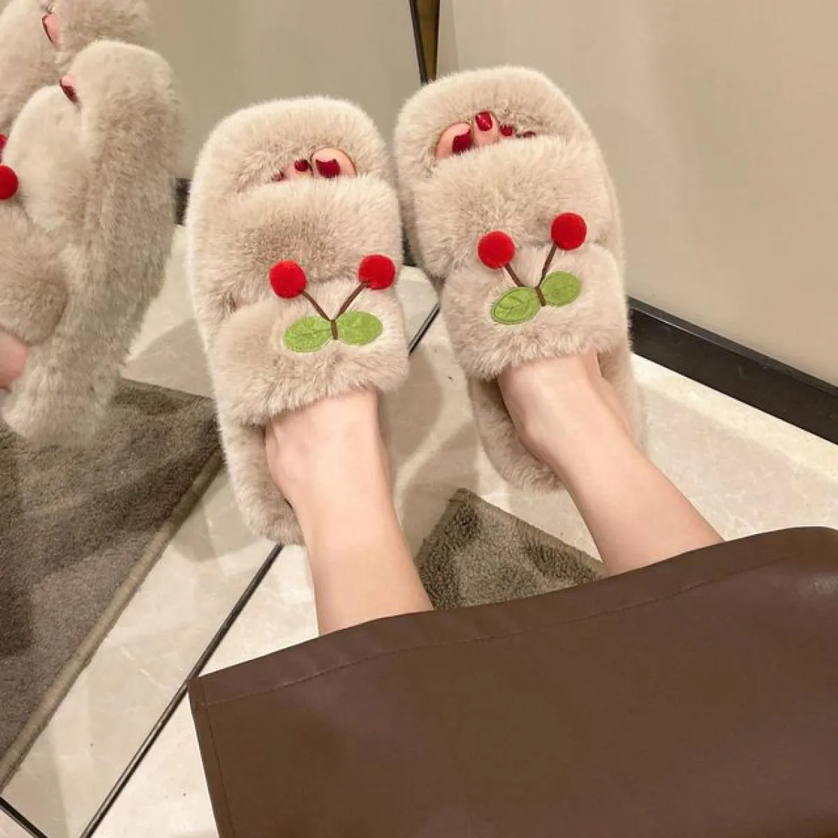Pantofole in pelliccia di ciliegio Pantofole invernali da donna in tinta unita con pompon Ciabatte in pelliccia con punta aperta