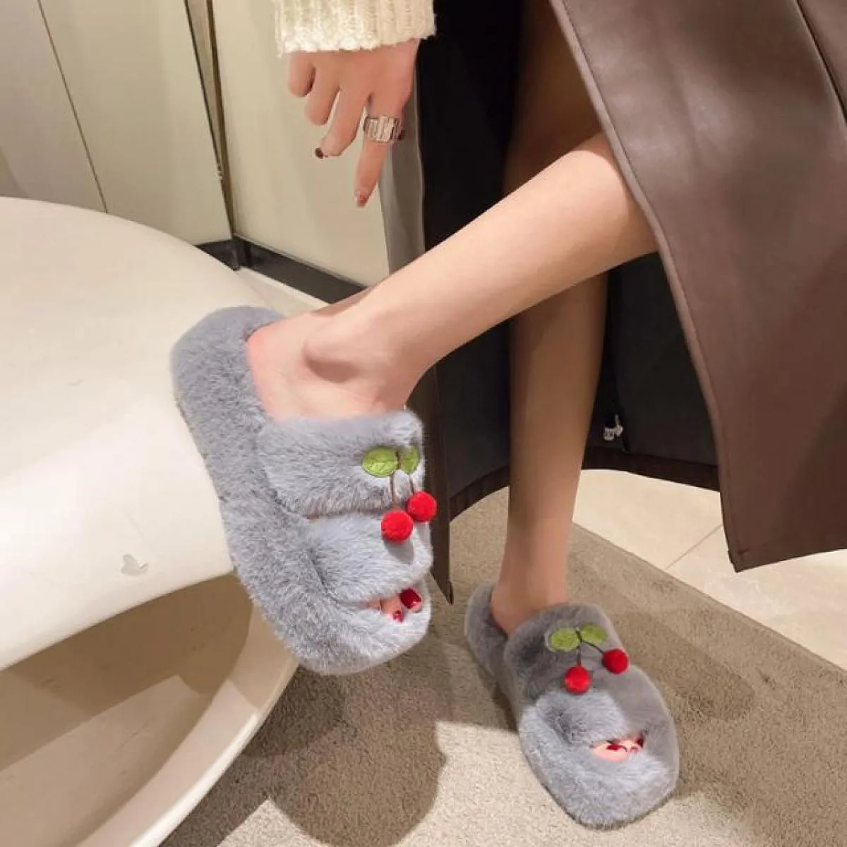 Pantofole in pelliccia di ciliegio Pantofole invernali da donna in tinta unita con pompon Ciabatte in pelliccia con punta aperta