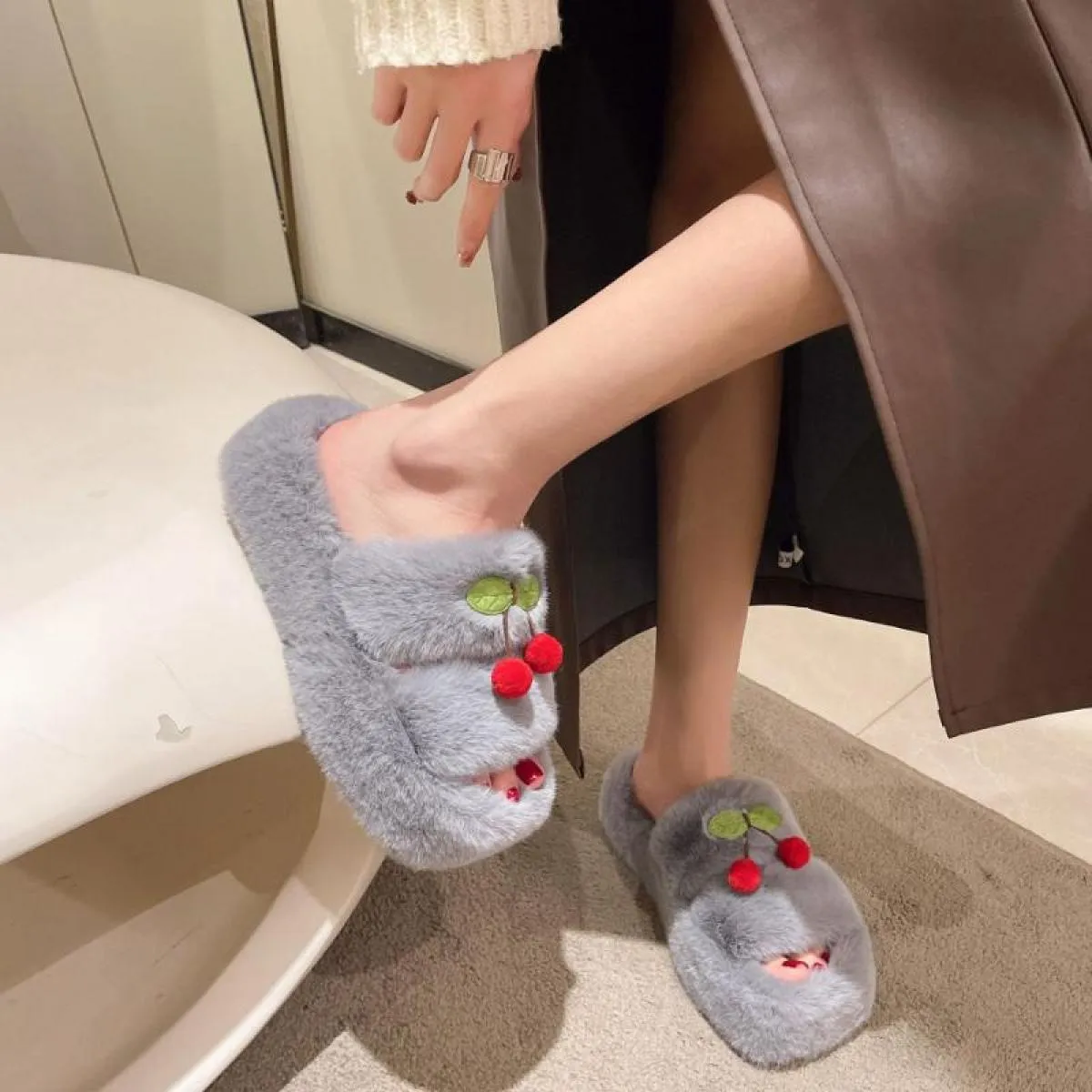 Pantofole in pelliccia di ciliegio Pantofole invernali da donna in tinta unita con pompon Ciabatte in pelliccia con punta aperta