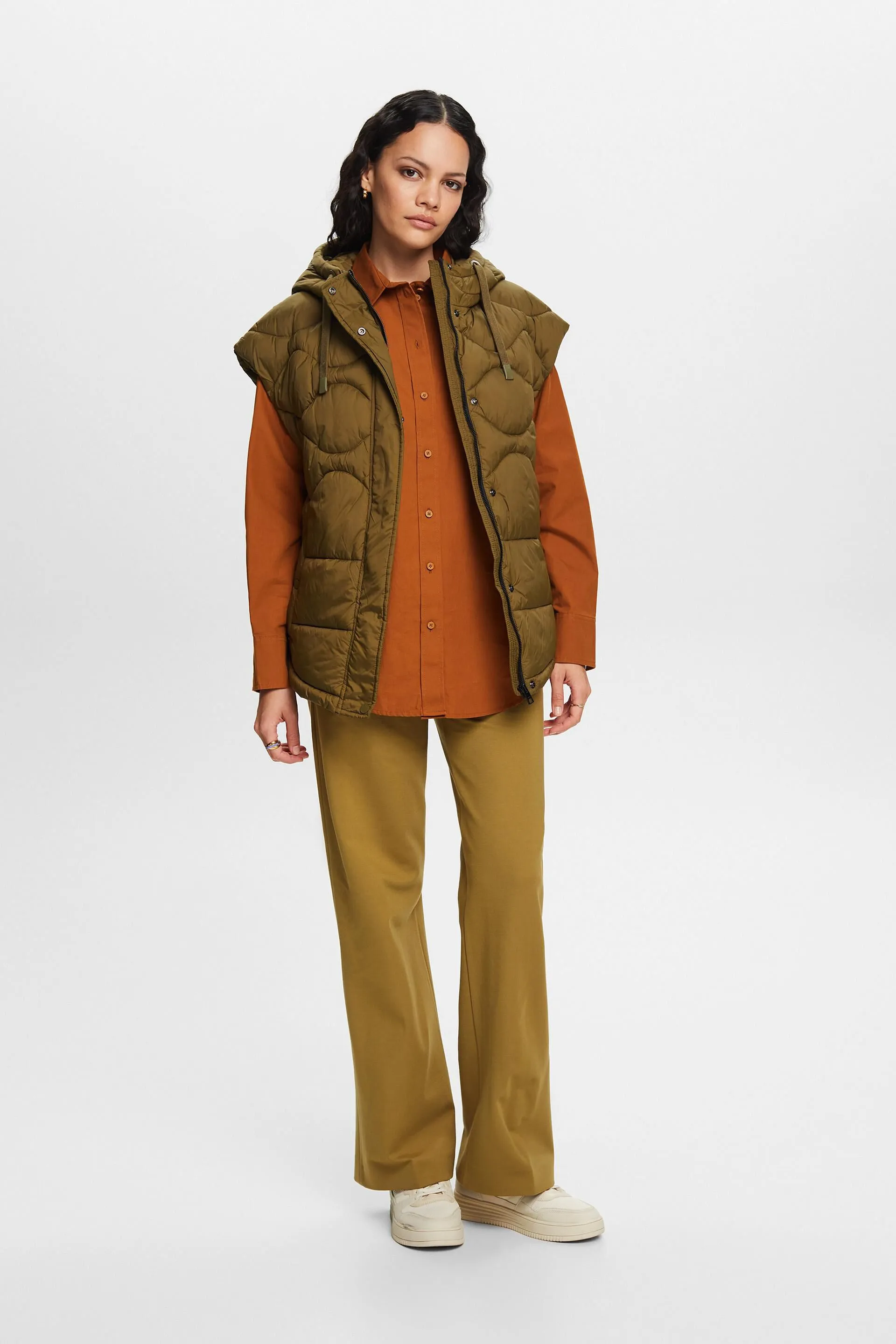 Riciclato: gilet trapuntato con cappuccio