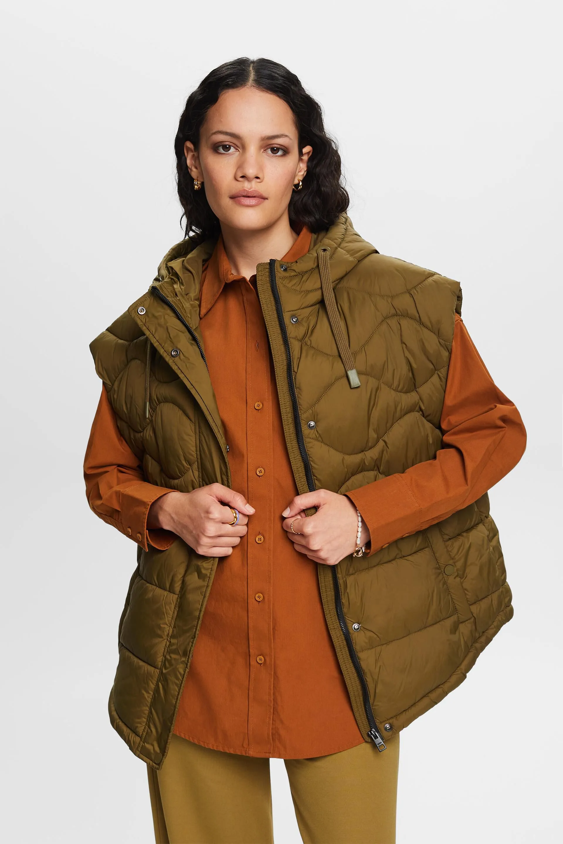 Riciclato: gilet trapuntato con cappuccio