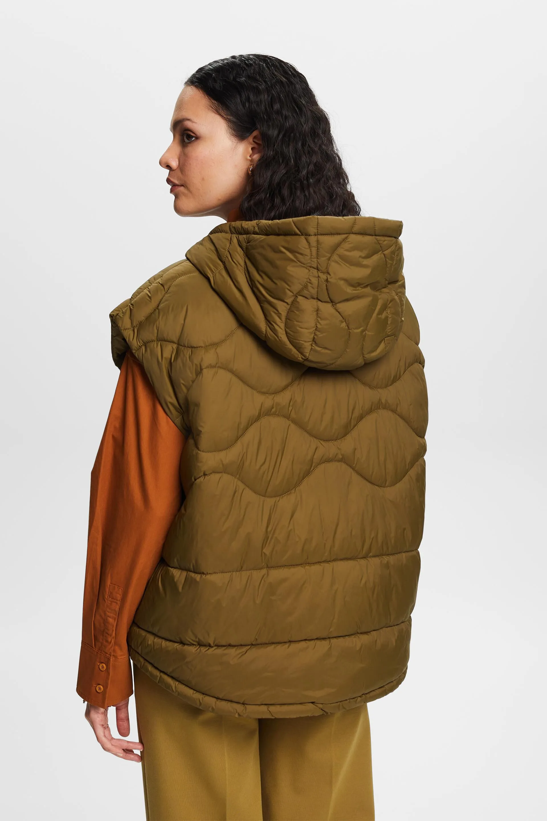 Riciclato: gilet trapuntato con cappuccio