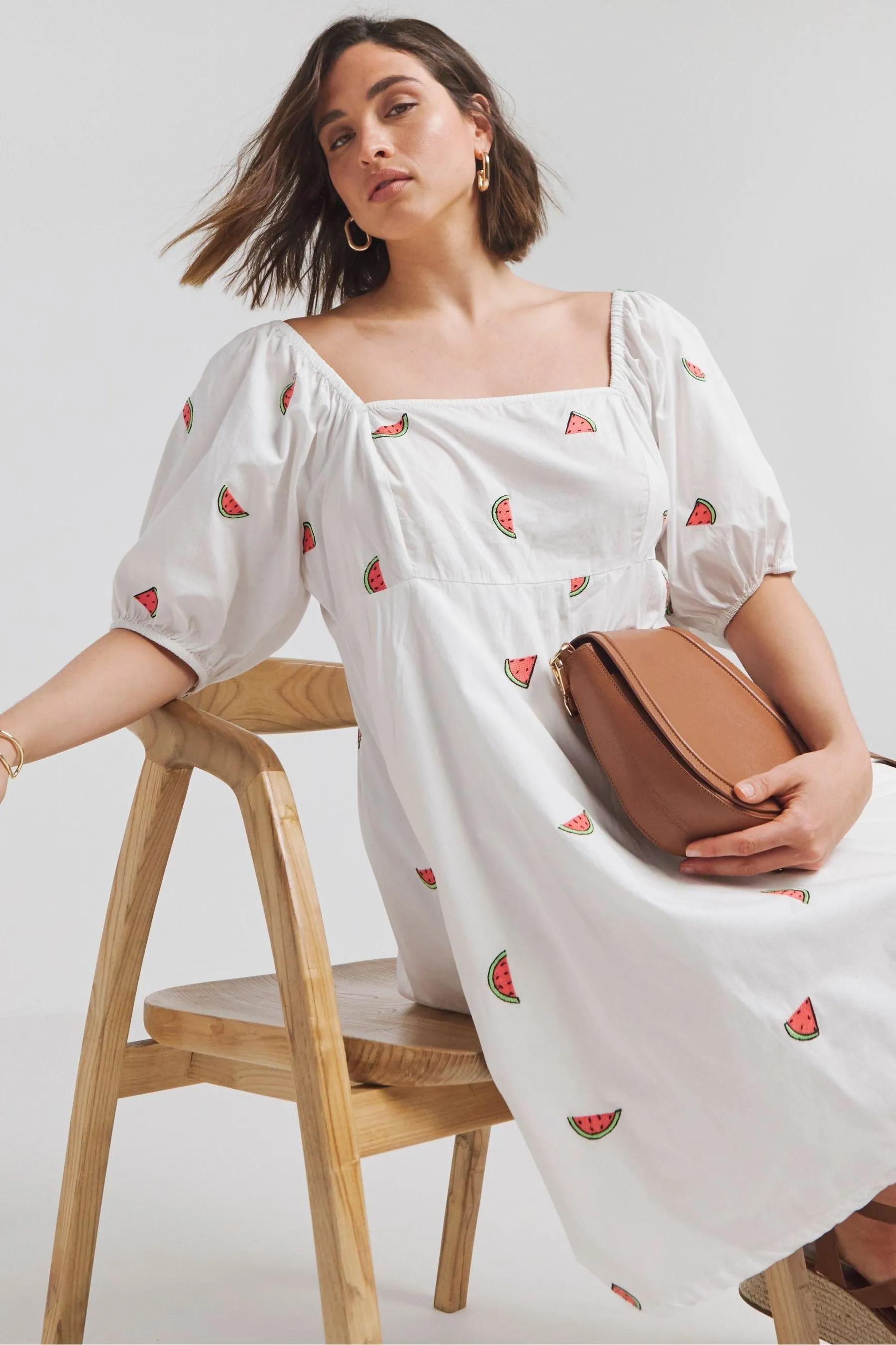 Simply Be - Abito a pieghe con frutta ricamata