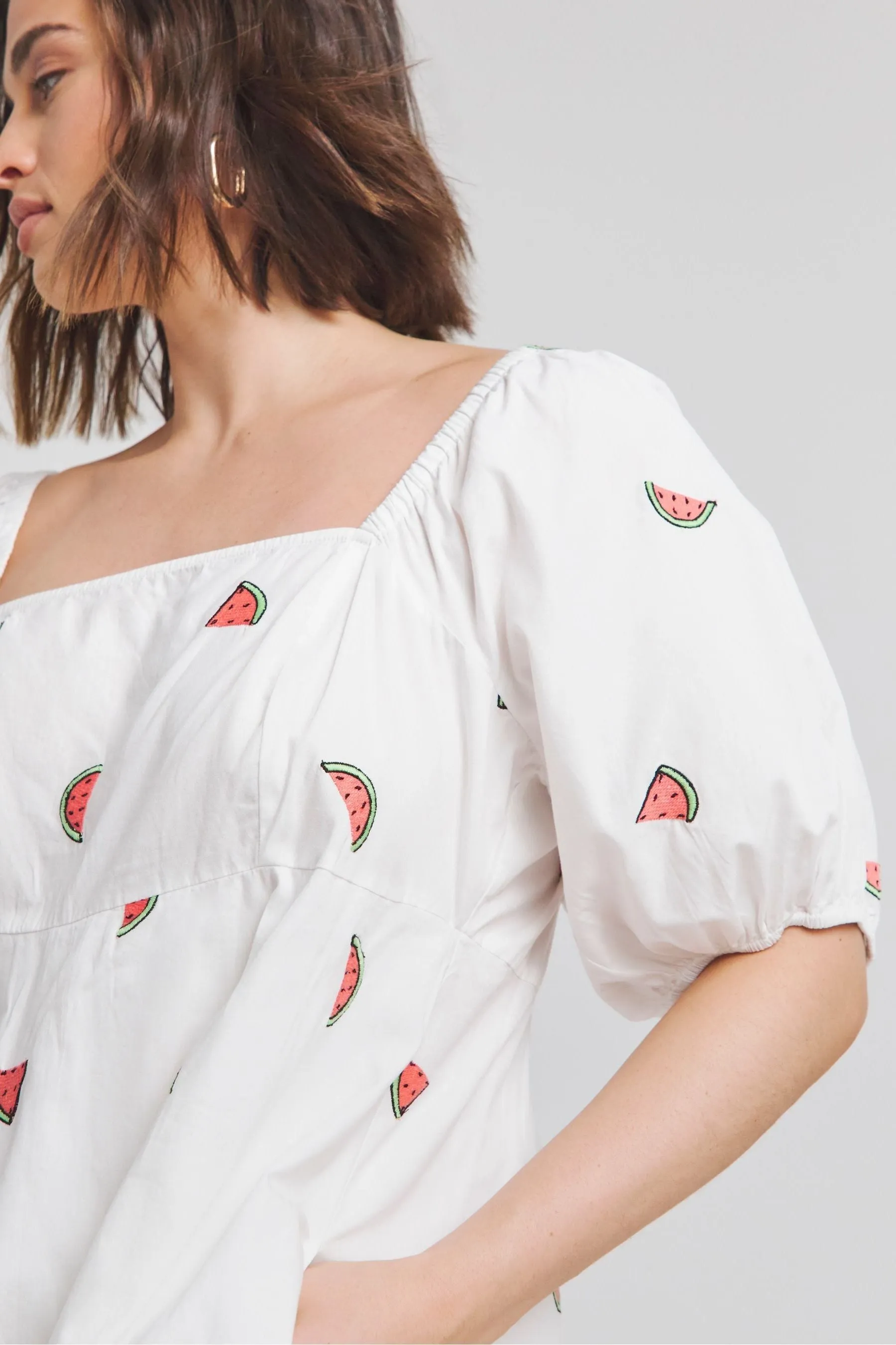 Simply Be - Abito a pieghe con frutta ricamata