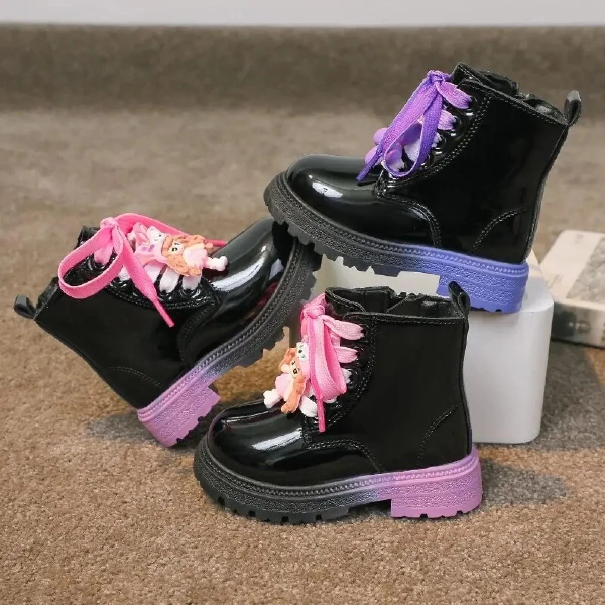 Stivali della nuova ragazza 2024 Autunno Rosa Viola Pelle Verniciata Carino Bambini Breve Boot Size 22 33 Bambino Chunky Moda Ba