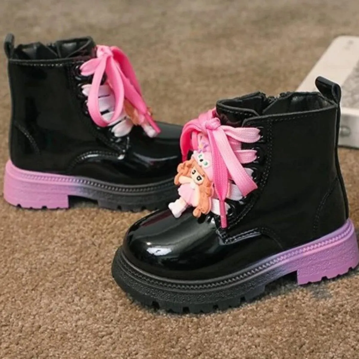 Stivali della nuova ragazza 2024 Autunno Rosa Viola Pelle Verniciata Carino Bambini Breve Boot Size 22 33 Bambino Chunky Moda Ba