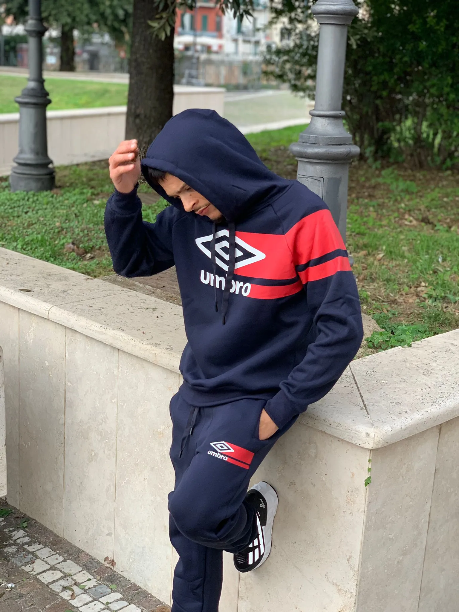 Tuta Umbro Felpata Cappuccio Blu Big Logo Rosso